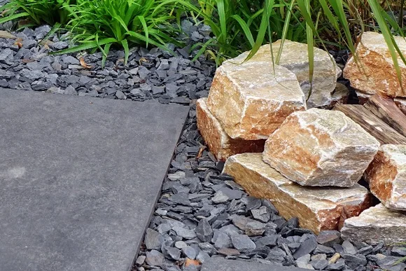 Gartenweg mit Schiefersteinen