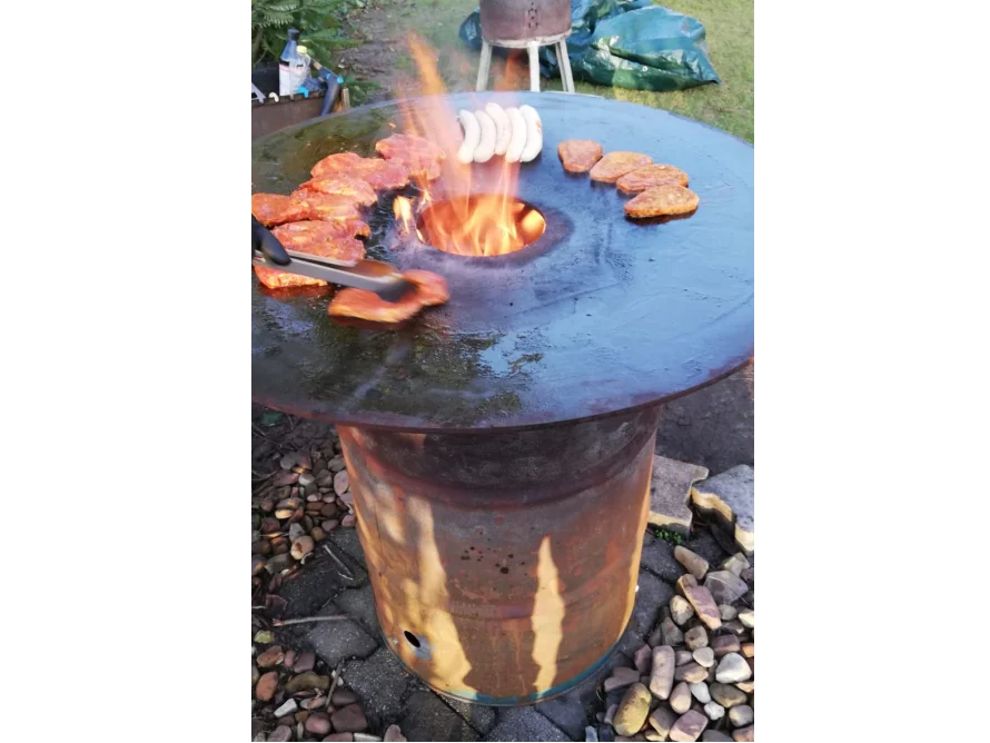 Grillen auf einem umgebauten Fass