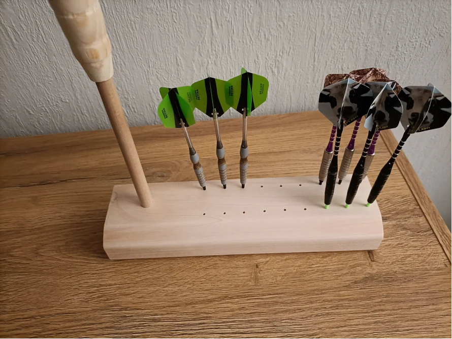 Ein hölzerner Dartscheibenständer mit Darts