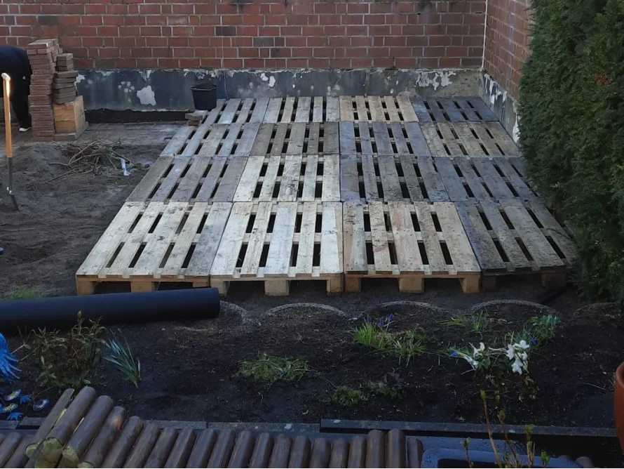 Holzpaletten bilden einen Boden