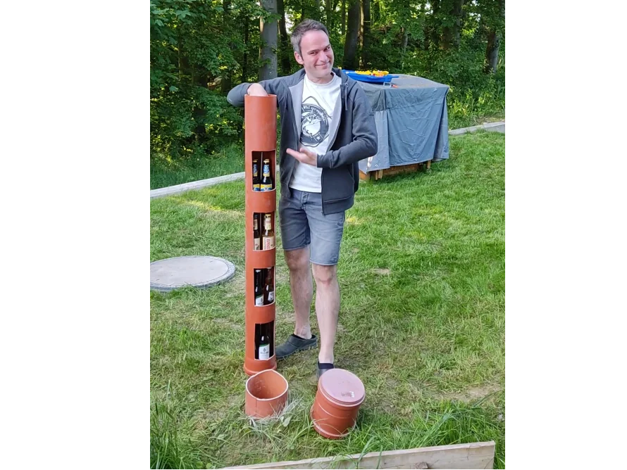 Person präsentiert Flaschenhalter aus Rohren