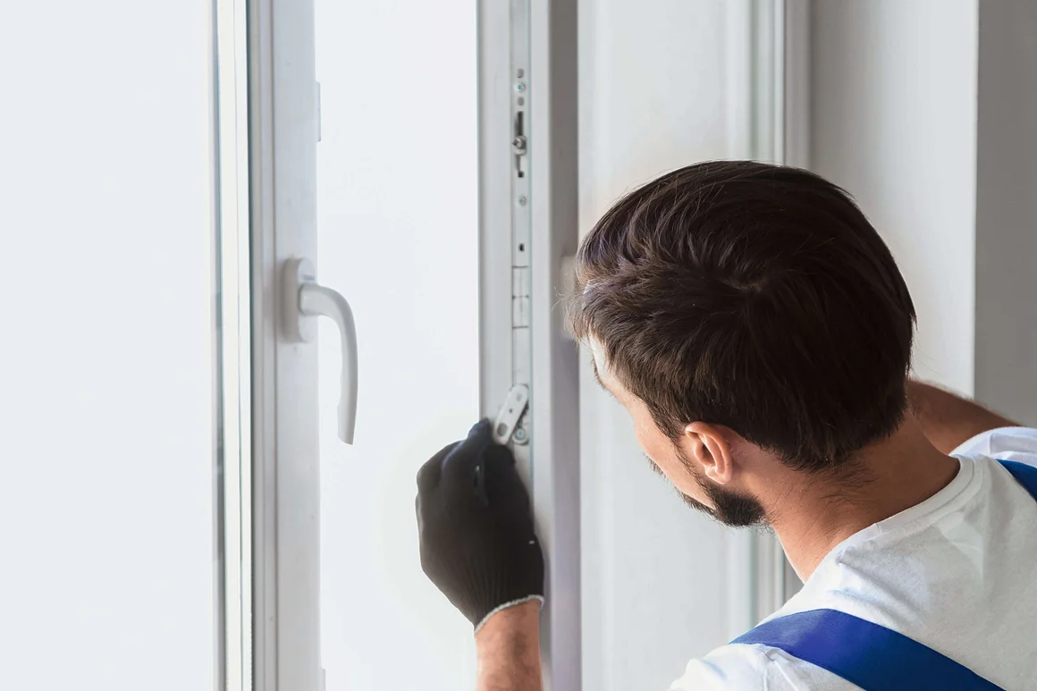 Person montiert Fensterrahmen