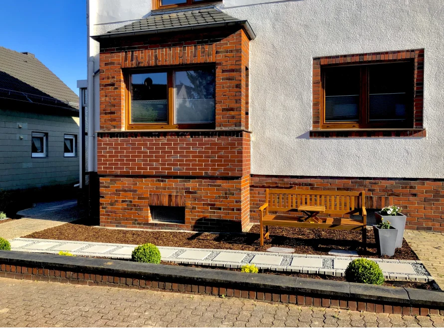 Hauswand mit Gartenbank
