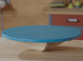Rundes, blaues Balance Board aus Holz