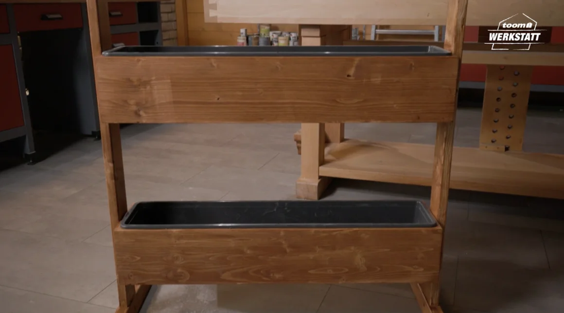 Holzregal mit zwei Pflanzkästen