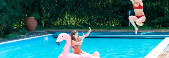 Zwei Personen im Sommerurlaub am Pool
