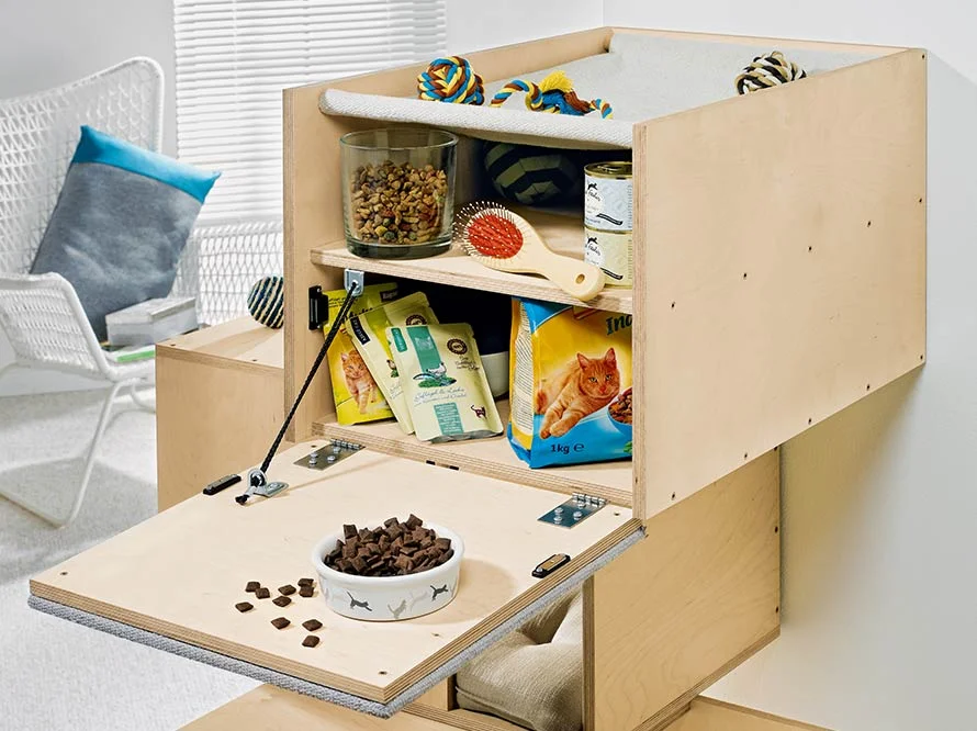 Hölzerner Katzenfutterautomat mit Zubehör