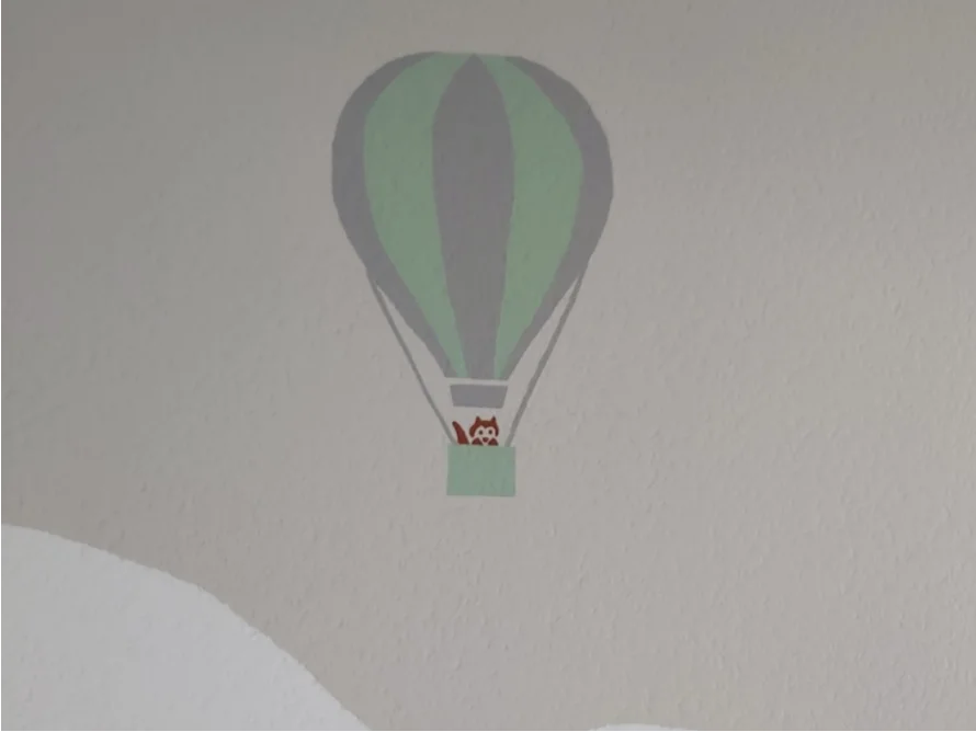 Heißluftballon mit Fuchs im Korb