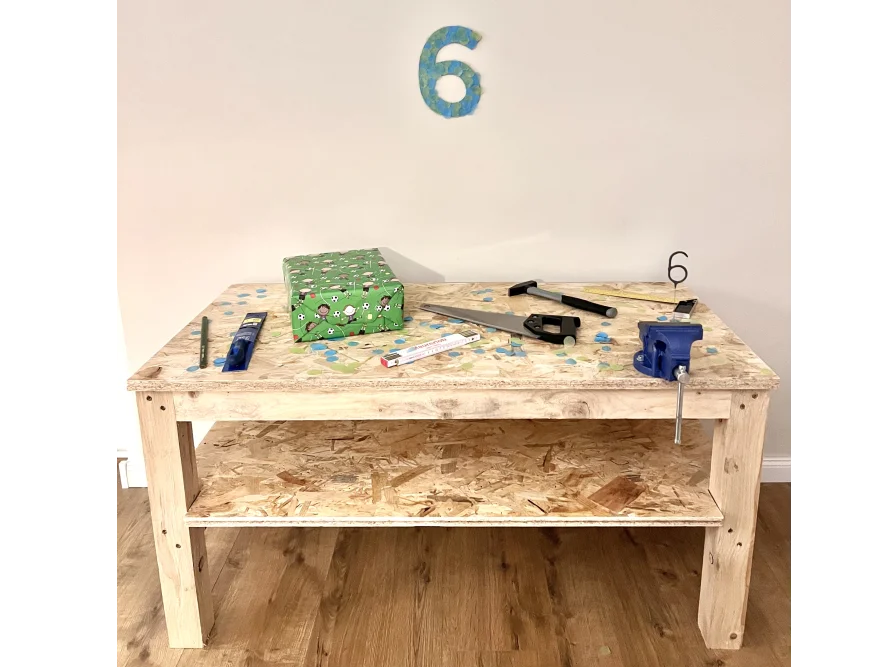 Werkbank mit Geschenk und Werkzeug