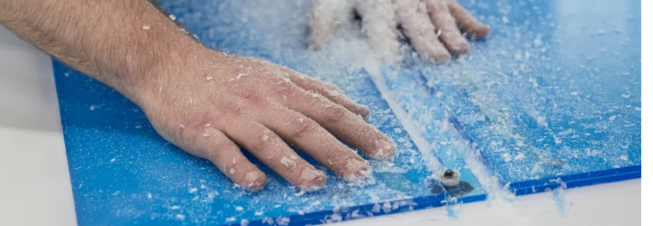 Blaues Acrylglas wird geschnitten