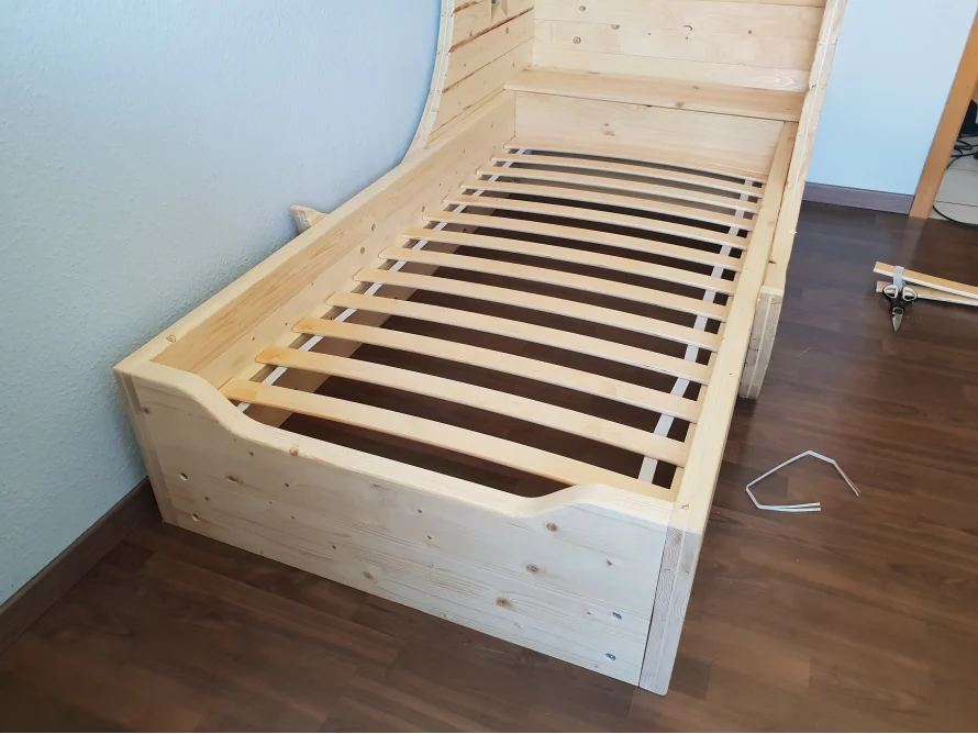 Holzbettgestell mit Lattenrost