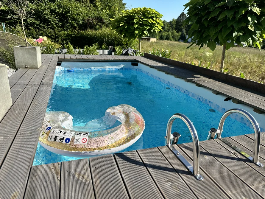 Pool mit aufblasbarem Schwimmring auf Holzterrasse