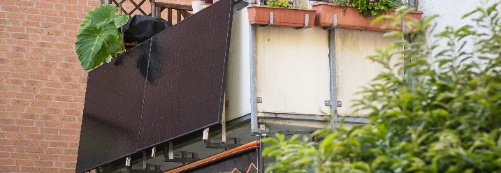 Balkon mit Solarpanelen