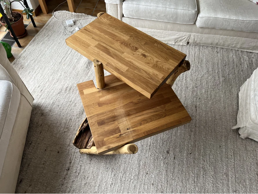 Beistelltisch aus Holz mit zwei Ebenen