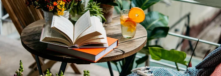 Gemütlicher Balkon mit Buch und Getränk