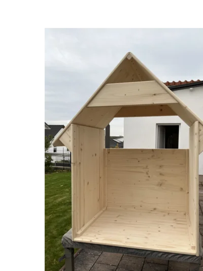 Unfertiges Spielhaus aus Holz