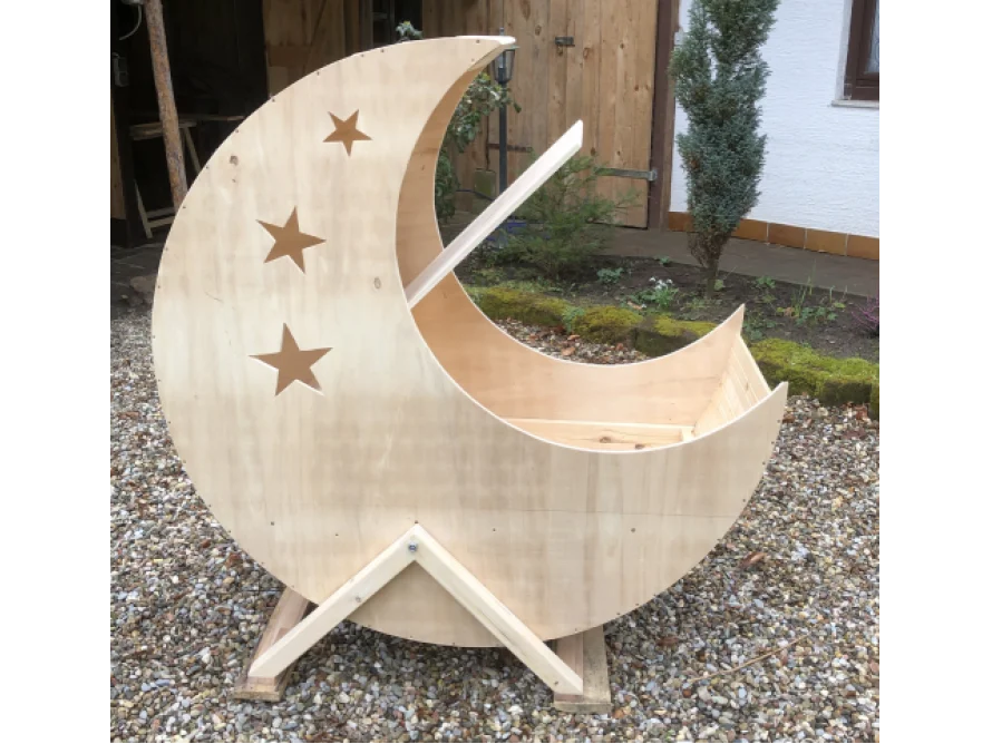 Mondförmiges Babybett aus Holz