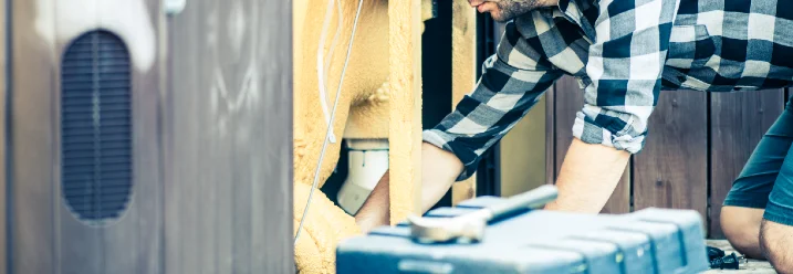 Person installiert eine Pumpe für einen Whirlpool