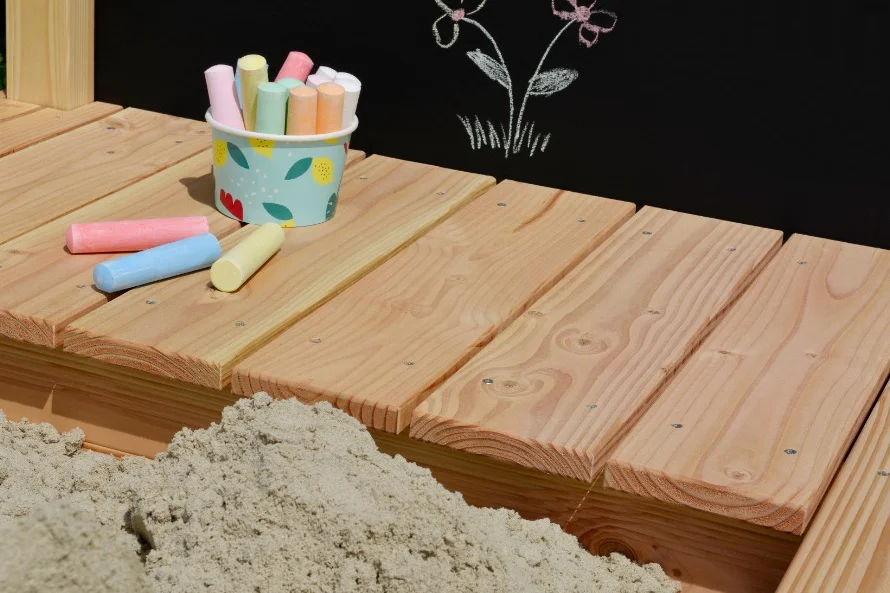 Holzrahmen mit Kreide und Sand