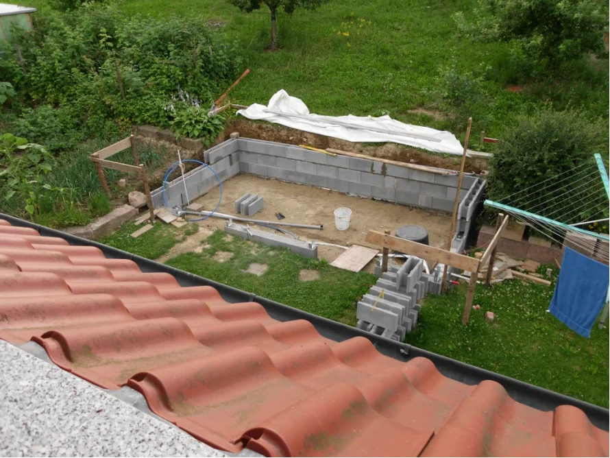 Rohbau eines Pools im Garten