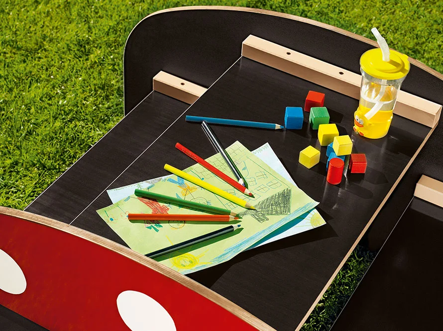Kindertisch mit Stiften und Spielklötzen