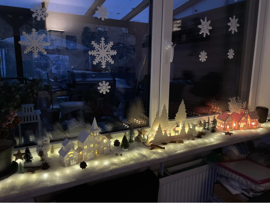 Weihnachtsdeko auf einem Fensterbrett