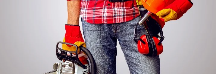 Person mit Kettensäge und Schutzkleidung