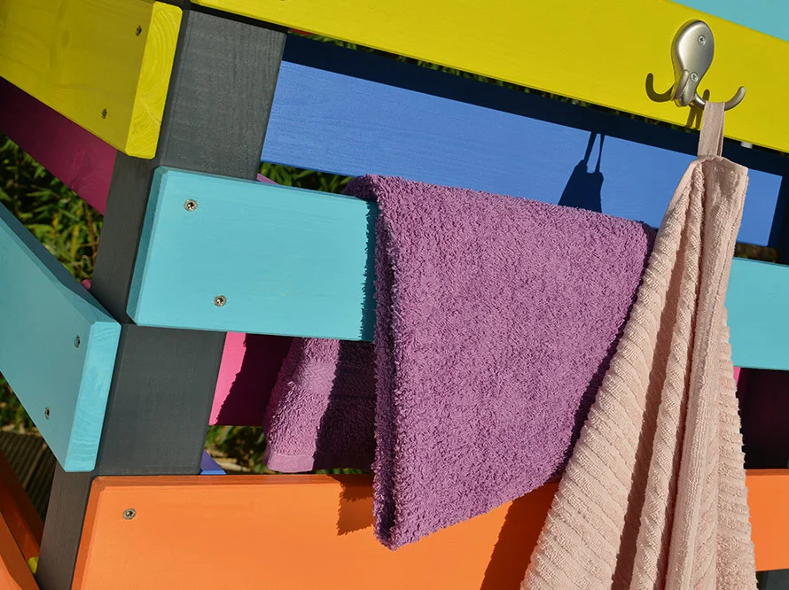 Bunte Holzkonstruktion mit Handtüchern