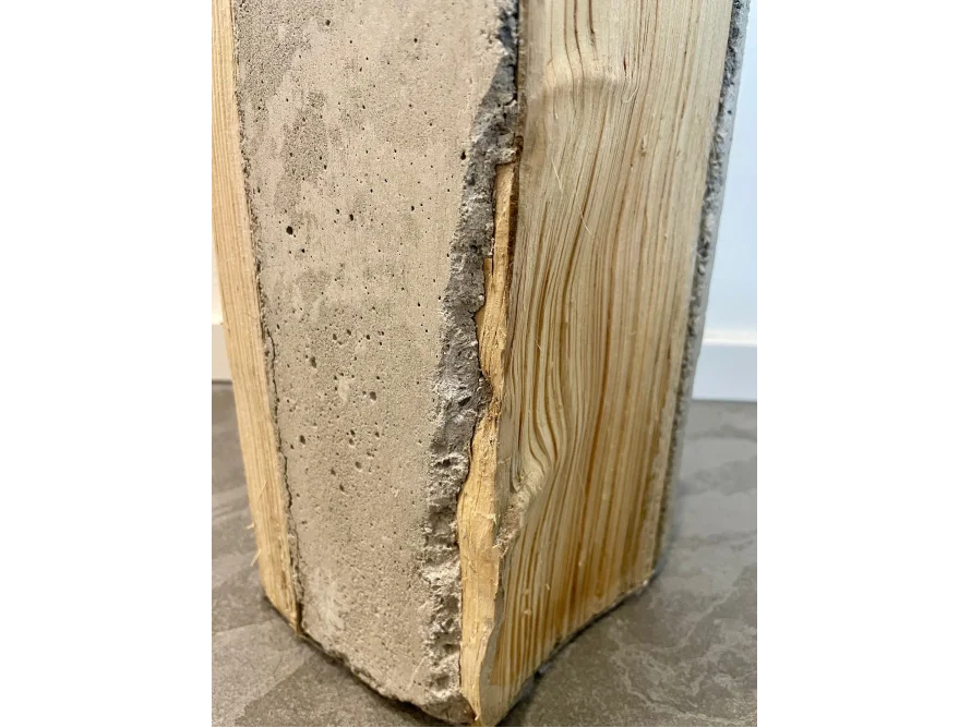 Holzbalken und Betonfundament