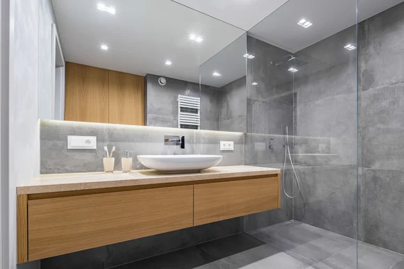 Modernes Badezimmer mit Dusche