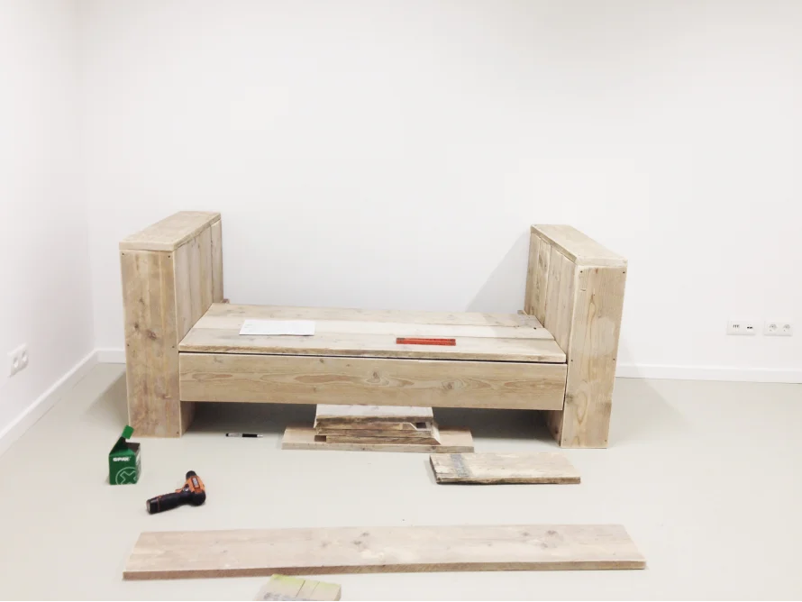Holzbettgestell während des Aufbaus