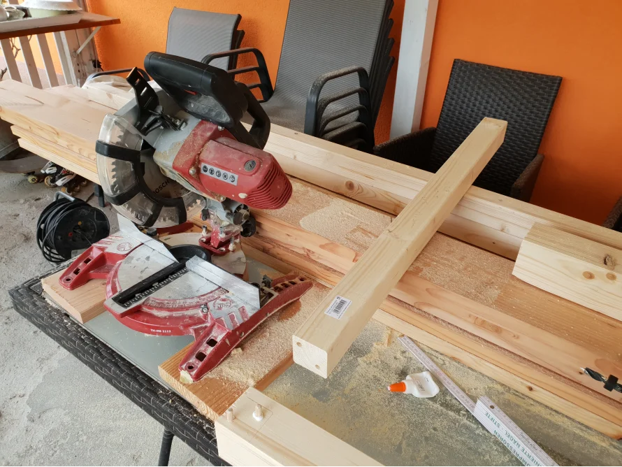 Kreissäge und zugeschnittene Holzbalken