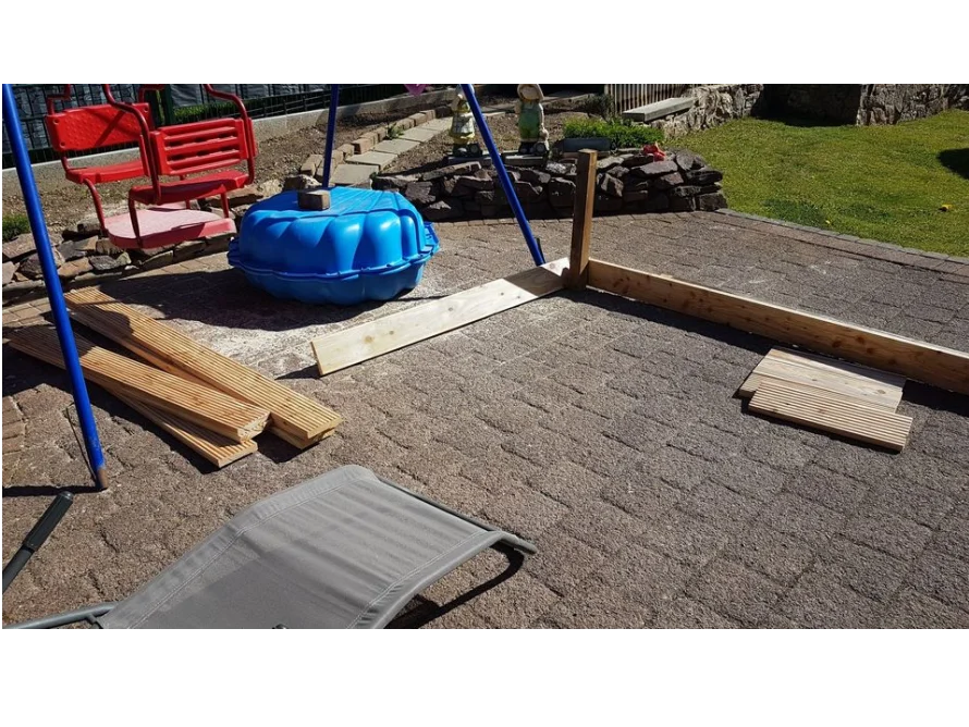 Holzlatten auf einer Terrasse
