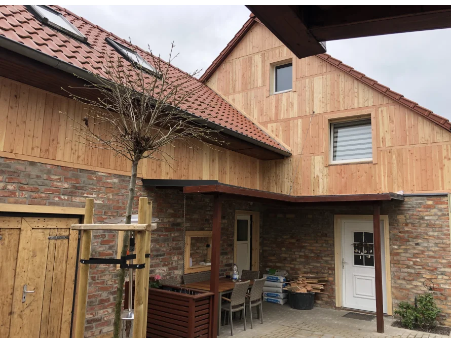Fassade eines Hauses mit Holzverkleidung