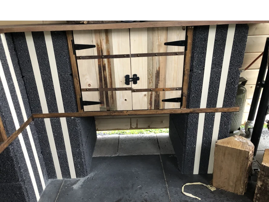Gartenhausgrundgerüst mit Holztür