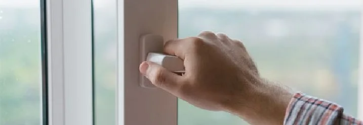 Hand öffnet Fenster