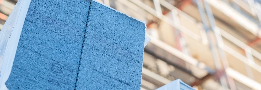 Nahaufnahme von blauen Dämmstoffplatten auf einer Baustelle