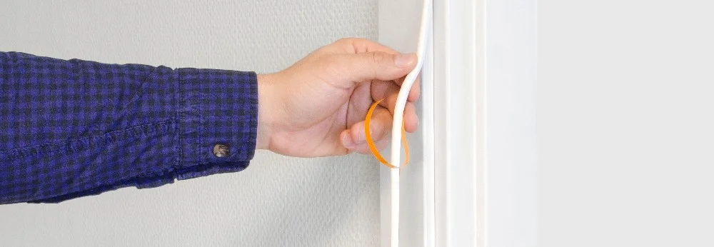 Hand befestigt Dichtung an Türrahmen