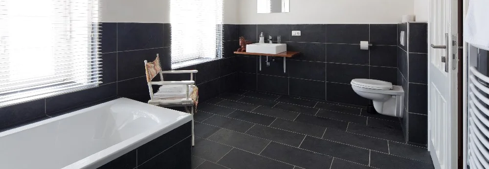 Modernes Badezimmer mit schwarzen Fliesen