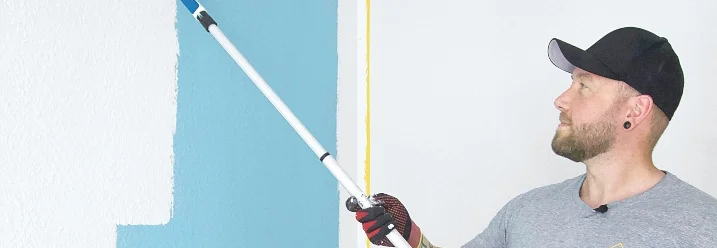 Person streicht Wand blau