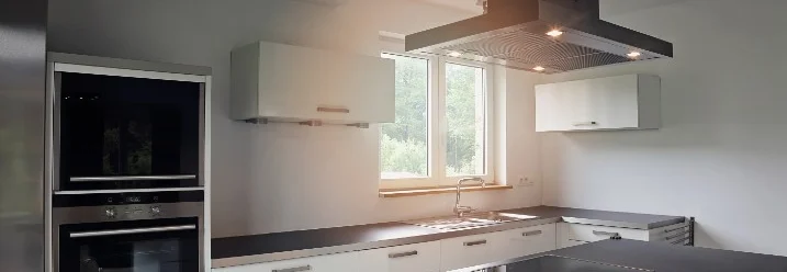 Moderne Küche mit Kochinsel