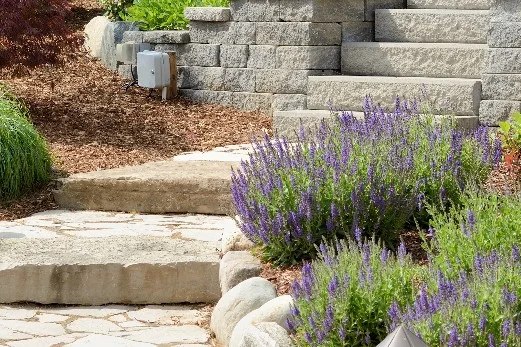 Gartenweg aus Steinplatten