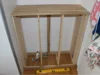 Unfertiger Holzschrank mit Wasserwaage