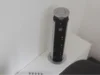 Einziehbarer Mehrfachstecker auf einem Schreibtisch