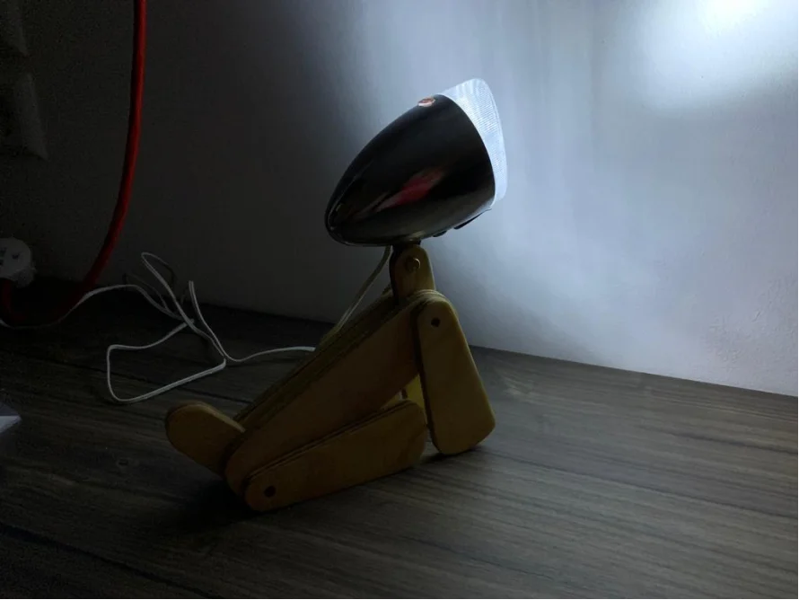 Hölzerne, gelenkige Lampe in Hundeform