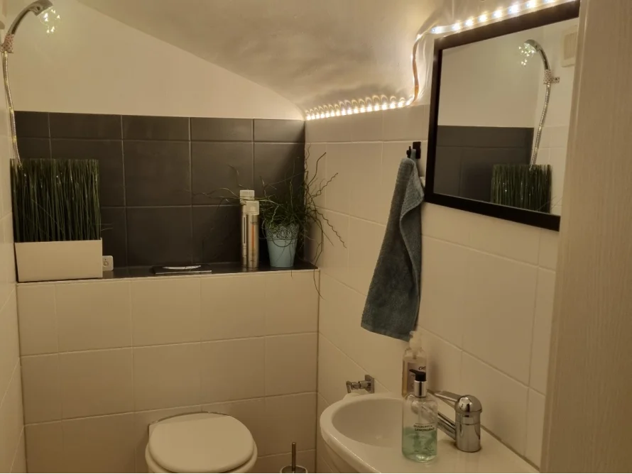 Badezimmer mit Dachschräge