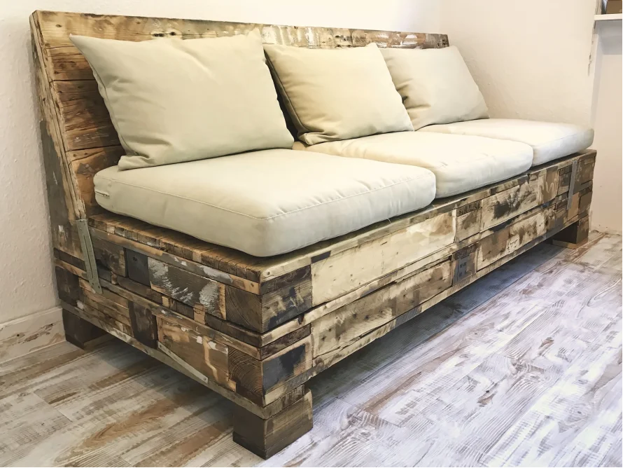 Rustikales Sofa aus Palettenholz mit beigen Kissen
