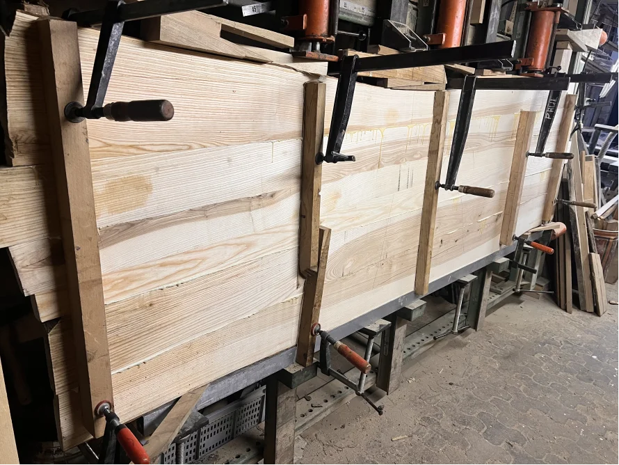 Holzbalken in einer Werkstatt
