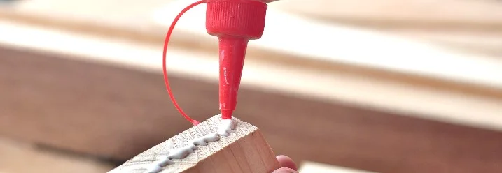 Leimflasche auf Holz