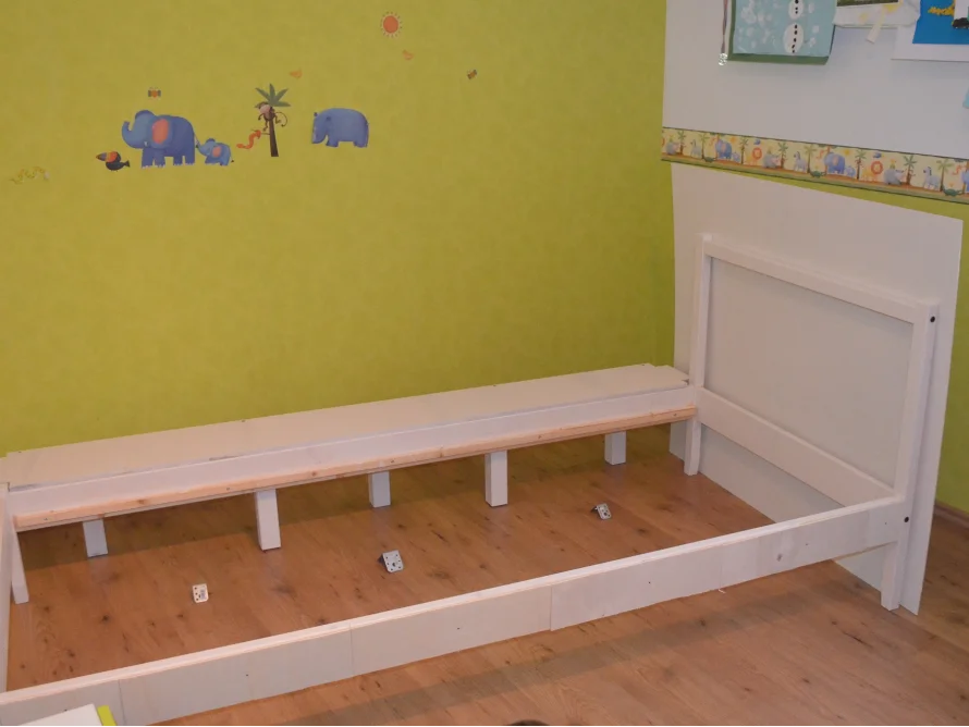 Unfertiges Bettgestell aus Holz in einem Kinderzimmer